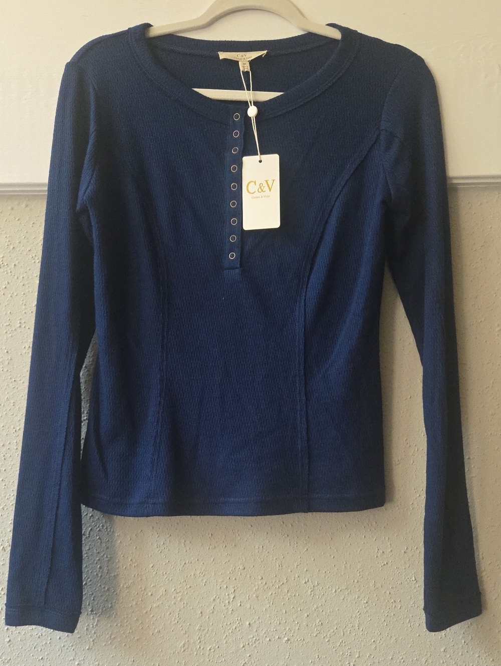 NWT pretty Navy Blue Snap Front Top. Perfect To Wear Alone Or Layering. Size M
